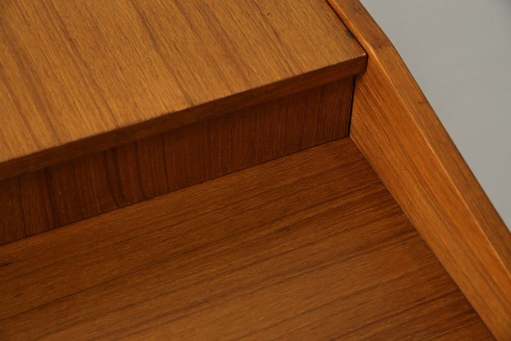 イタリアビンテージ　チーク材　Lloyd's Antiques(ロイズ・アンティークス)取り扱い　収納付き　おしゃれなモダンデザインのデスク　(R-079699)