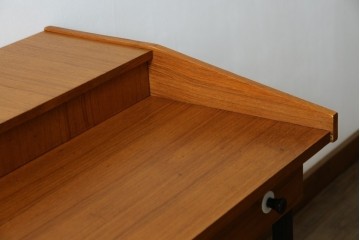 イタリアビンテージ　チーク材　Lloyd's Antiques(ロイズ・アンティークス)取り扱い　収納付き　おしゃれなモダンデザインのデスク　(R-079699)