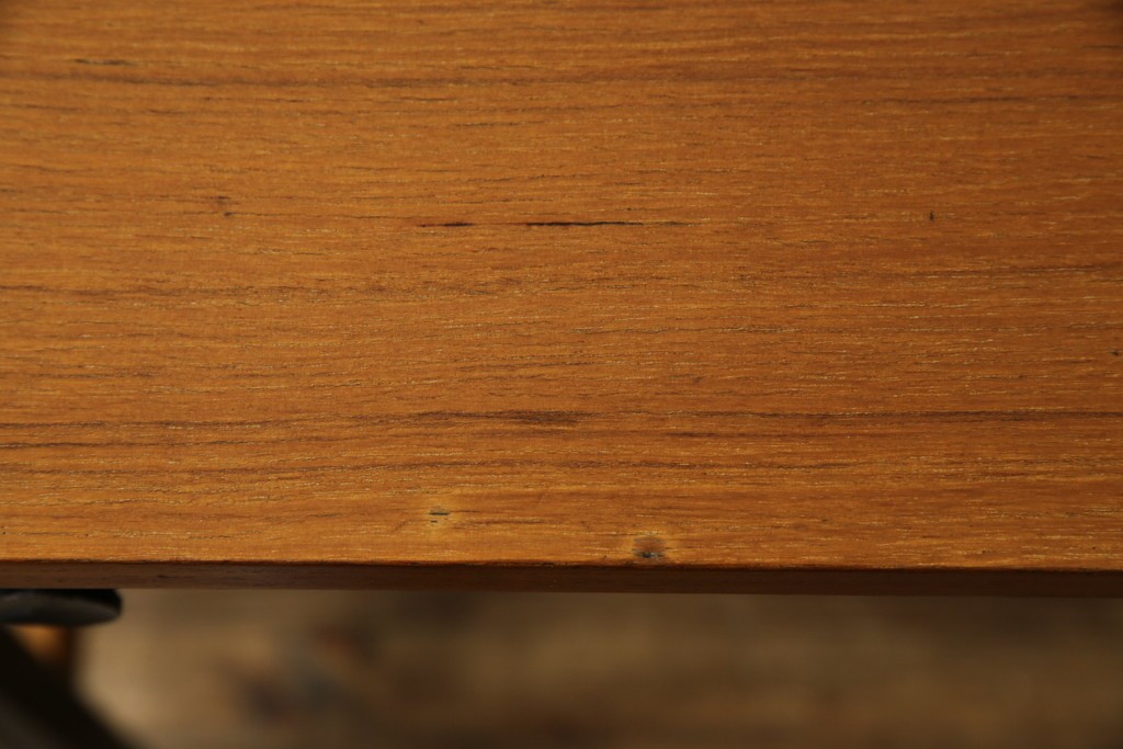 イタリアビンテージ　チーク材　Lloyd's Antiques(ロイズ・アンティークス)取り扱い　収納付き　おしゃれなモダンデザインのデスク　(R-079699)