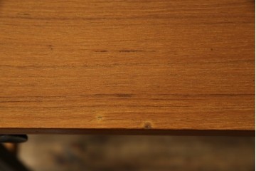 イタリアビンテージ　チーク材　Lloyd's Antiques(ロイズ・アンティークス)取り扱い　収納付き　おしゃれなモダンデザインのデスク　(R-079699)