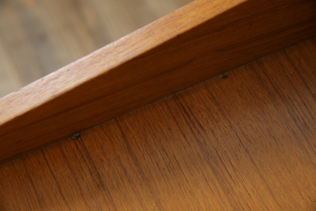 イタリアビンテージ　チーク材　Lloyd's Antiques(ロイズ・アンティークス)取り扱い　収納付き　おしゃれなモダンデザインのデスク　(R-079699)