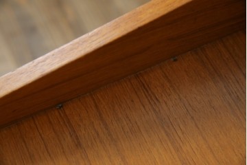 イタリアビンテージ　チーク材　Lloyd's Antiques(ロイズ・アンティークス)取り扱い　収納付き　おしゃれなモダンデザインのデスク　(R-079699)