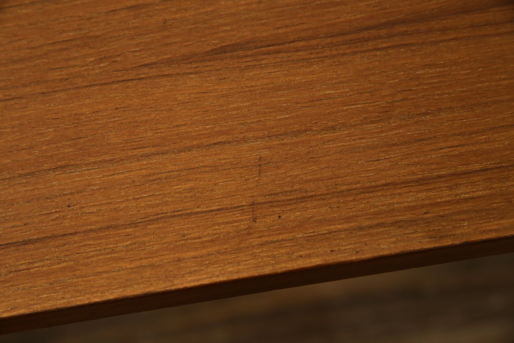 イタリアビンテージ　チーク材　Lloyd's Antiques(ロイズ・アンティークス)取り扱い　収納付き　おしゃれなモダンデザインのデスク　(R-079699)