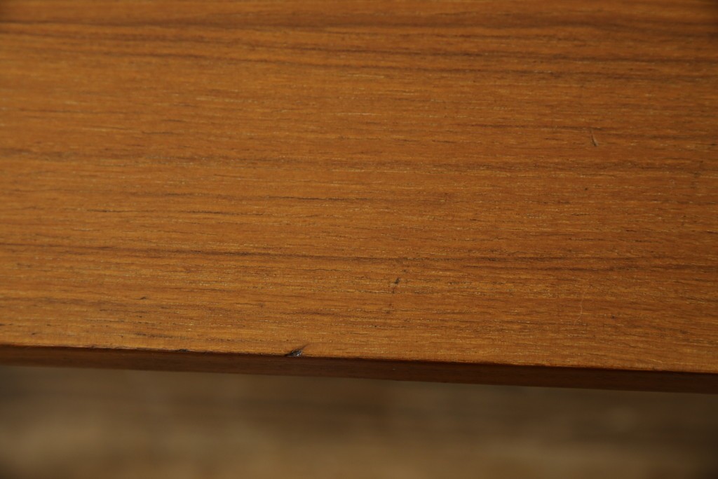 イタリアビンテージ　チーク材　Lloyd's Antiques(ロイズ・アンティークス)取り扱い　収納付き　おしゃれなモダンデザインのデスク　(R-079699)