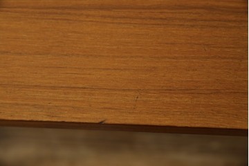 イタリアビンテージ　チーク材　Lloyd's Antiques(ロイズ・アンティークス)取り扱い　収納付き　おしゃれなモダンデザインのデスク　(R-079699)