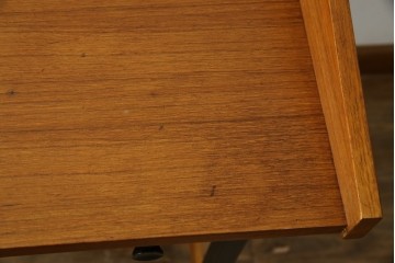 イタリアビンテージ　チーク材　Lloyd's Antiques(ロイズ・アンティークス)取り扱い　収納付き　おしゃれなモダンデザインのデスク　(R-079699)