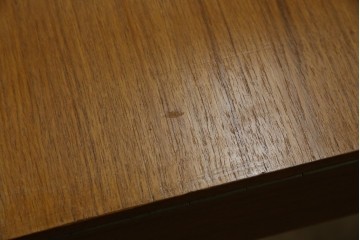 イタリアビンテージ　チーク材　Lloyd's Antiques(ロイズ・アンティークス)取り扱い　収納付き　おしゃれなモダンデザインのデスク　(R-079699)