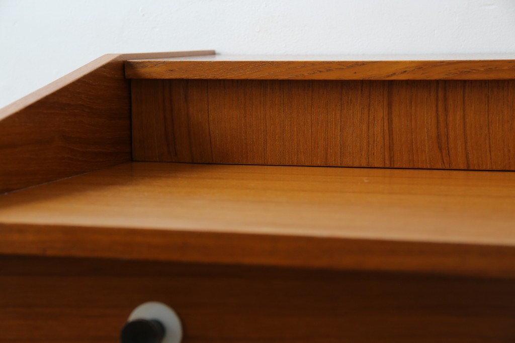 イタリアビンテージ　チーク材　Lloyd's Antiques(ロイズ・アンティークス)取り扱い　収納付き　おしゃれなモダンデザインのデスク　(R-079699)