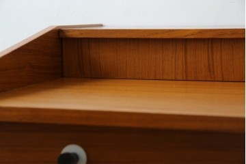 イタリアビンテージ　チーク材　Lloyd's Antiques(ロイズ・アンティークス)取り扱い　収納付き　おしゃれなモダンデザインのデスク　(R-079699)