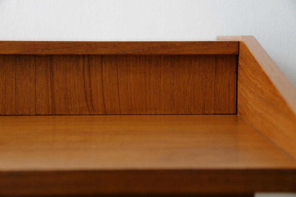 イタリアビンテージ　チーク材　Lloyd's Antiques(ロイズ・アンティークス)取り扱い　収納付き　おしゃれなモダンデザインのデスク　(R-079699)