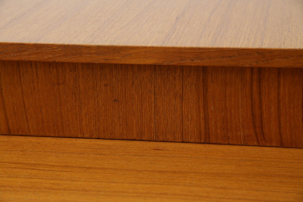 イタリアビンテージ　チーク材　Lloyd's Antiques(ロイズ・アンティークス)取り扱い　収納付き　おしゃれなモダンデザインのデスク　(R-079699)