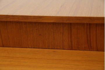 イタリアビンテージ　チーク材　Lloyd's Antiques(ロイズ・アンティークス)取り扱い　収納付き　おしゃれなモダンデザインのデスク　(R-079699)