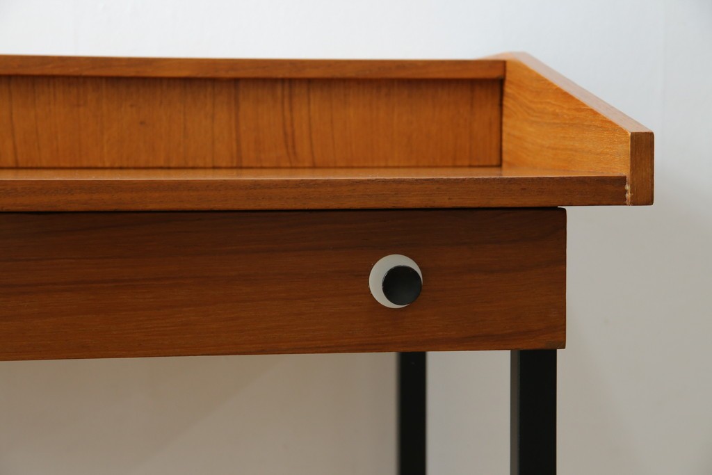 イタリアビンテージ　チーク材　Lloyd's Antiques(ロイズ・アンティークス)取り扱い　収納付き　おしゃれなモダンデザインのデスク　(R-079699)