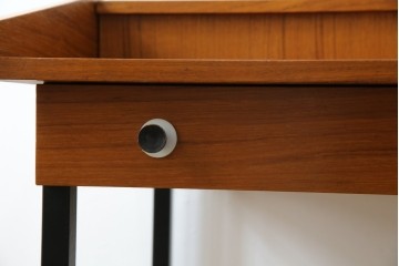 イタリアビンテージ　チーク材　Lloyd's Antiques(ロイズ・アンティークス)取り扱い　収納付き　おしゃれなモダンデザインのデスク　(R-079699)