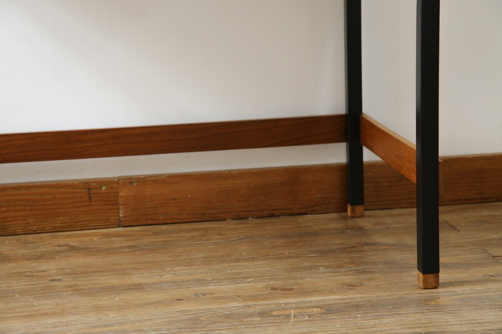 イタリアビンテージ　チーク材　Lloyd's Antiques(ロイズ・アンティークス)取り扱い　収納付き　おしゃれなモダンデザインのデスク　(R-079699)