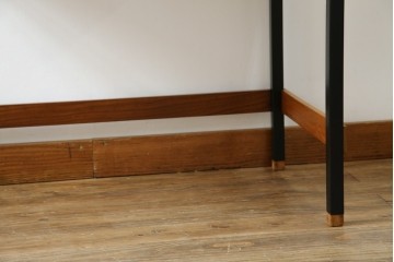 イタリアビンテージ　チーク材　Lloyd's Antiques(ロイズ・アンティークス)取り扱い　収納付き　おしゃれなモダンデザインのデスク　(R-079699)