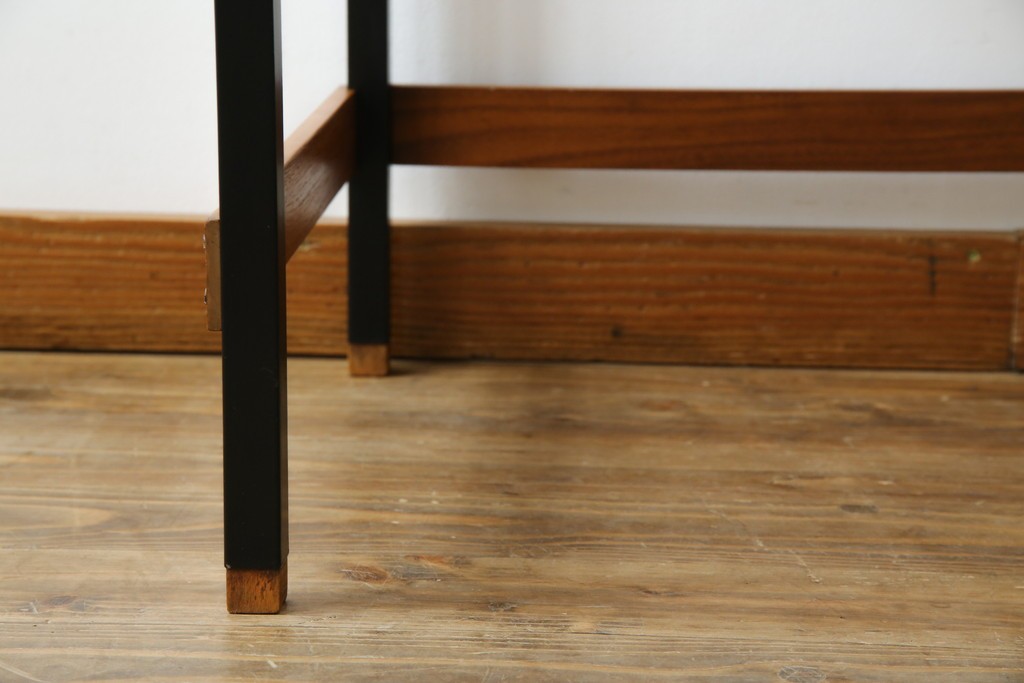 イタリアビンテージ　チーク材　Lloyd's Antiques(ロイズ・アンティークス)取り扱い　収納付き　おしゃれなモダンデザインのデスク　(R-079699)