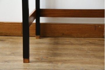 イタリアビンテージ　チーク材　Lloyd's Antiques(ロイズ・アンティークス)取り扱い　収納付き　おしゃれなモダンデザインのデスク　(R-079699)