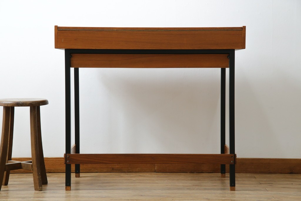 イタリアビンテージ　チーク材　Lloyd's Antiques(ロイズ・アンティークス)取り扱い　収納付き　おしゃれなモダンデザインのデスク　(R-079699)