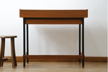 イタリアビンテージ　チーク材　Lloyd's Antiques(ロイズ・アンティークス)取り扱い　収納付き　おしゃれなモダンデザインのデスク　(R-079699)