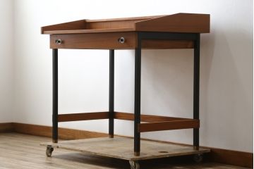 イタリアビンテージ　チーク材　Lloyd's Antiques(ロイズ・アンティークス)取り扱い　収納付き　おしゃれなモダンデザインのデスク(ワークデスク、平机、作業台、在宅用、在宅ワーク用、ヴィンテージ)(R-079699)