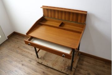 イタリアビンテージ　チーク材　Lloyd's Antiques(ロイズ・アンティークス)取り扱い　収納付き　おしゃれなモダンデザインのデスク(ワークデスク、平机、作業台、在宅用、在宅ワーク用、ヴィンテージ)(R-079699)