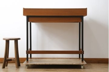 イタリアビンテージ　チーク材　Lloyd's Antiques(ロイズ・アンティークス)取り扱い　収納付き　おしゃれなモダンデザインのデスク(ワークデスク、平机、作業台、在宅用、在宅ワーク用、ヴィンテージ)(R-079699)