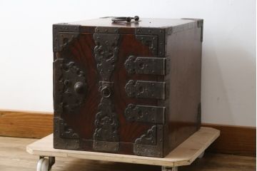 和製アンティーク　江戸〜明治　ケヤキ材　重厚な金具が目を引く酒田船箪笥(掛硯型、舟箪笥、小箪笥、小物収納、引き出し)(R-079700)