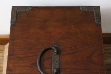 和製アンティーク　江戸〜明治　ケヤキ材　重厚な金具が目を引く酒田船箪笥(掛硯型、舟箪笥、小箪笥、小物収納、引き出し)(R-079700)