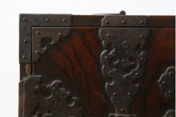 和製アンティーク　江戸〜明治　ケヤキ材　重厚な金具が目を引く酒田船箪笥(掛硯型、舟箪笥、小箪笥、小物収納、引き出し)(R-079700)