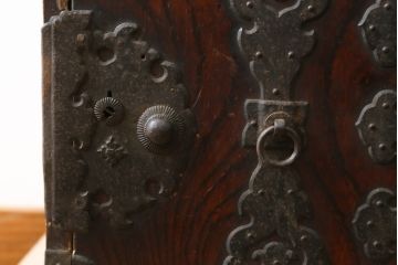 和製アンティーク　江戸〜明治　ケヤキ材　重厚な金具が目を引く酒田船箪笥(掛硯型、舟箪笥、小箪笥、小物収納、引き出し)(R-079700)