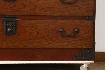和製アンティーク　前面欅(ケヤキ)材　角手引き手　上質な錠前金具の関西時代箪笥サイドチェスト(関西箪笥、和たんす、衣装タンス、収納箪笥、整理箪笥、引き出し、サイドボード)(R-079704)