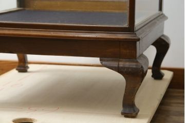 イギリスアンティーク　マホガニー材　エレガントな雰囲気漂う猫脚が魅力的なGケース(キャビネット、ガラスケース、コレクションケース、ディスプレイケース、ショーケース、飾り棚、陳列棚、店舗什器、英国)(R-079706)