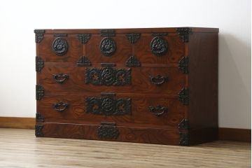 中古　岩谷堂箪笥　立派な金具と躍動感のある杢目が目を引く衣装箪笥(和タンス、収納箪笥、整理箪笥、引き出し、サイドチェスト)(R-079715)
