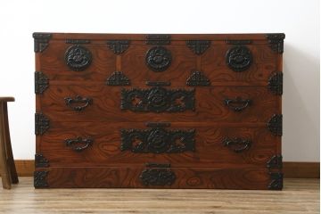 中古　岩谷堂箪笥　立派な金具と躍動感のある杢目が目を引く衣装箪笥(和タンス、収納箪笥、整理箪笥、引き出し、サイドチェスト)(R-079715)