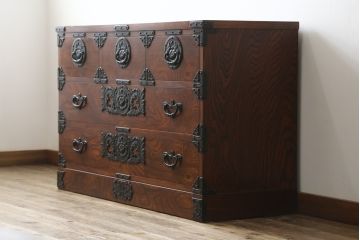 中古　岩谷堂箪笥　立派な金具と躍動感のある杢目が目を引く衣装箪笥(和タンス、収納箪笥、整理箪笥、引き出し、サイドチェスト)(R-079715)