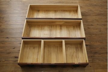 中古　岩谷堂箪笥　立派な金具と躍動感のある杢目が目を引く衣装箪笥(和タンス、収納箪笥、整理箪笥、引き出し、サイドチェスト)(R-079715)