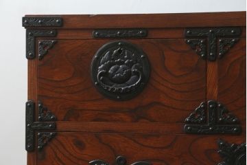 中古　岩谷堂箪笥　立派な金具と躍動感のある杢目が目を引く衣装箪笥(和タンス、収納箪笥、整理箪笥、引き出し、サイドチェスト)(R-079715)