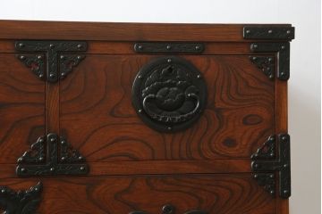 中古　岩谷堂箪笥　立派な金具と躍動感のある杢目が目を引く衣装箪笥(和タンス、収納箪笥、整理箪笥、引き出し、サイドチェスト)(R-079715)