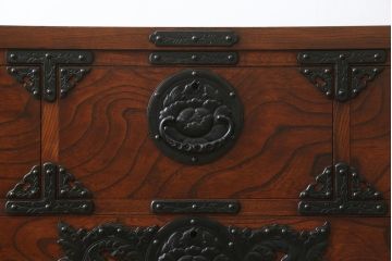 中古　岩谷堂箪笥　立派な金具と躍動感のある杢目が目を引く衣装箪笥(和タンス、収納箪笥、整理箪笥、引き出し、サイドチェスト)(R-079715)