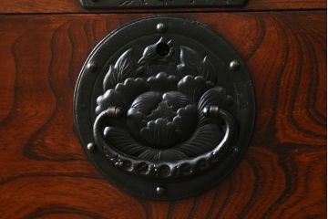 中古　岩谷堂箪笥　立派な金具と躍動感のある杢目が目を引く衣装箪笥(和タンス、収納箪笥、整理箪笥、引き出し、サイドチェスト)(R-079715)