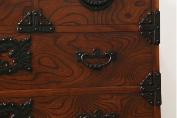 中古　岩谷堂箪笥　立派な金具と躍動感のある杢目が目を引く衣装箪笥(和タンス、収納箪笥、整理箪笥、引き出し、サイドチェスト)(R-079715)
