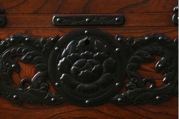 中古　岩谷堂箪笥　立派な金具と躍動感のある杢目が目を引く衣装箪笥(和タンス、収納箪笥、整理箪笥、引き出し、サイドチェスト)(R-079715)