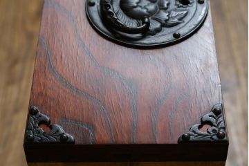 中古　岩谷堂箪笥　立派な金具と躍動感のある杢目が目を引く衣装箪笥(和タンス、収納箪笥、整理箪笥、引き出し、サイドチェスト)(R-079715)