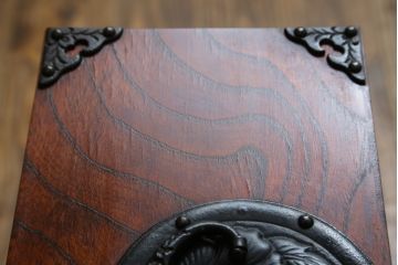 中古　岩谷堂箪笥　立派な金具と躍動感のある杢目が目を引く衣装箪笥(和タンス、収納箪笥、整理箪笥、引き出し、サイドチェスト)(R-079715)