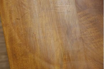 中古　岩手県岩泉・純木家具　心地よい木の風合いが魅力的な角Dチェア(ダイニングチェア、アームレスチェア、板座チェア、椅子、イス)(定価約8万円)(R-079716)