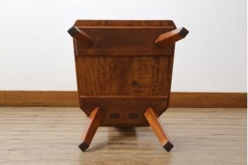 中古　岩手県岩泉・純木家具　心地よい木の風合いが魅力的な角Dチェア(ダイニングチェア、アームレスチェア、板座チェア、椅子、イス)(定価約8万円)(R-079716)