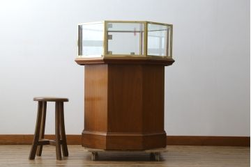 イギリスアンティーク　マホガニー材　おしゃれな真鍮フレームのオクタゴンガラスケース(ショーケース、Gケース、ディスプレイケース、コレクションケース、八角形、飾り棚、陳列棚、店舗什器、英国)(R-079717)