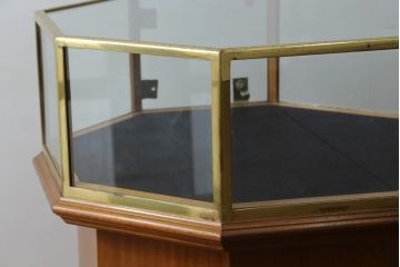 イギリスアンティーク　マホガニー材　おしゃれな真鍮フレームのオクタゴンガラスケース(ショーケース、Gケース、ディスプレイケース、コレクションケース、八角形、飾り棚、陳列棚、店舗什器、英国)(R-079717)