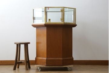 イギリスアンティーク　マホガニー材　おしゃれな真鍮フレームのオクタゴンガラスケース(ショーケース、Gケース、ディスプレイケース、コレクションケース、八角形、飾り棚、陳列棚、店舗什器、英国)(R-079717)